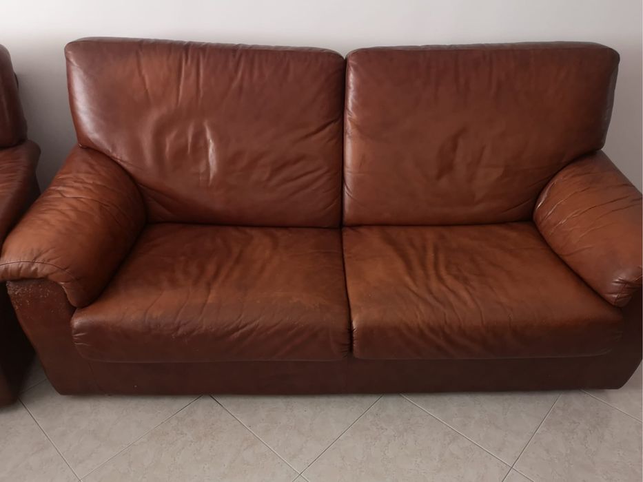 Conjunto sofá + 2 cadeirões em pele