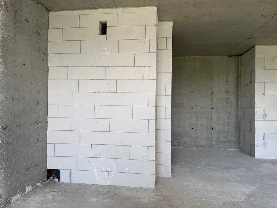 Простора однокімнатна з видом на річку