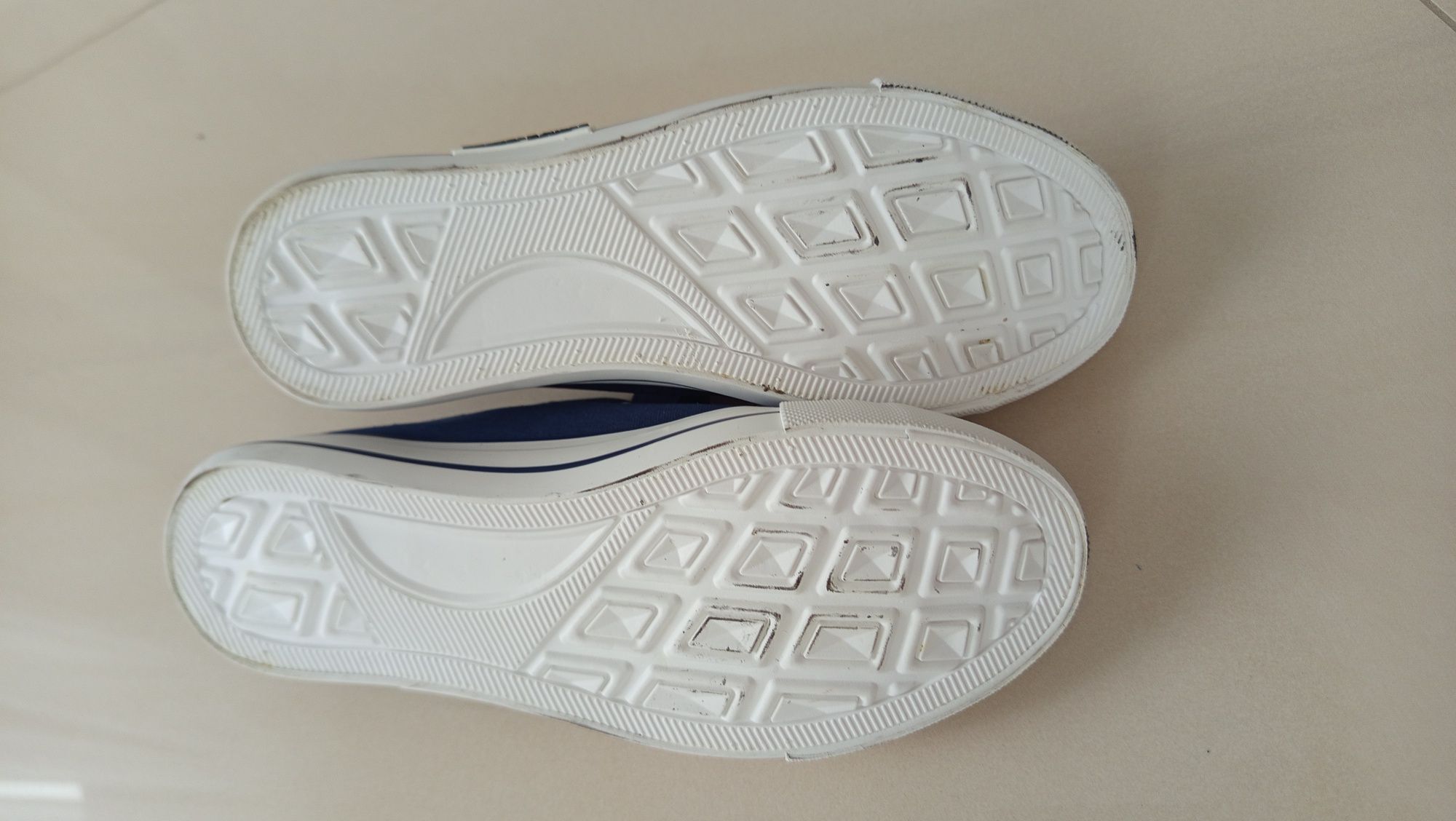 Buty chłopięce rozmiar 36 długość wkładki około 23