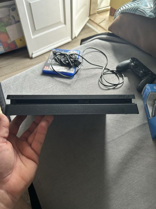 Playstation 4  slim 1 tb com 2 comandos novos + 1 jogo de brinde