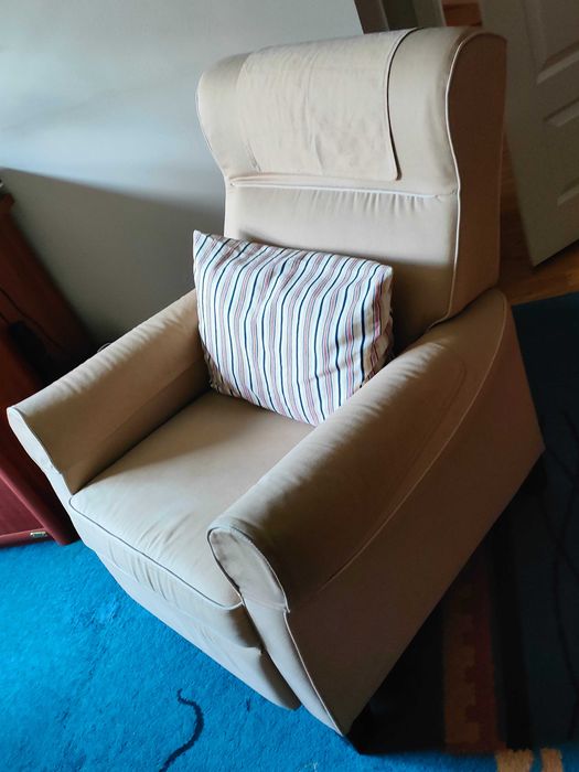 Beżowy fotel rozkładany.