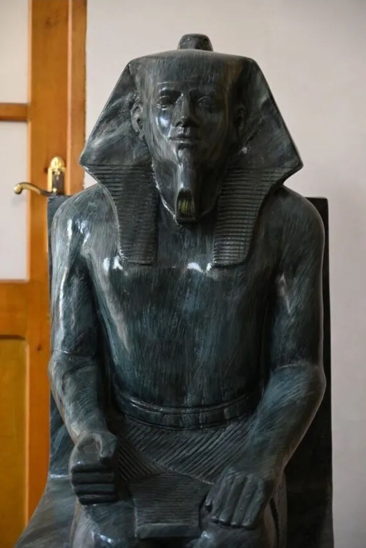Estátua em pedra do faraó egípcio "Khafre"