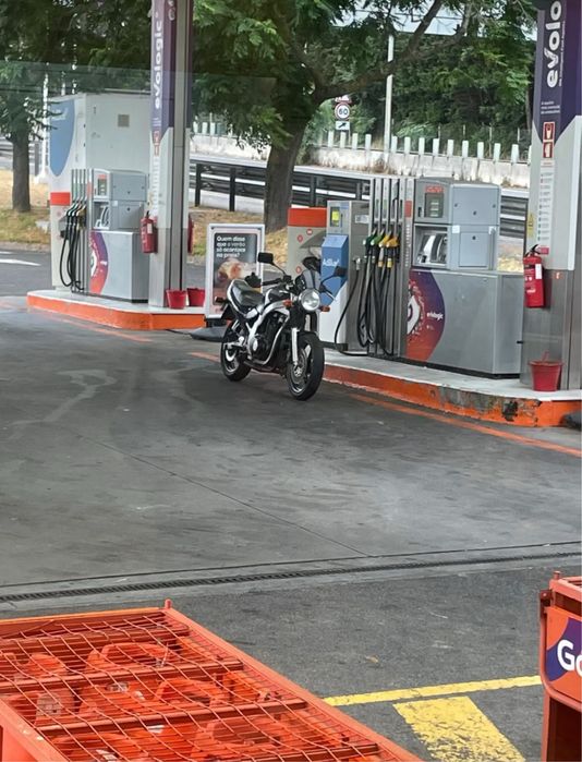 (Suzuki Gs 500)Vendo para peças ou fazer o reparo.