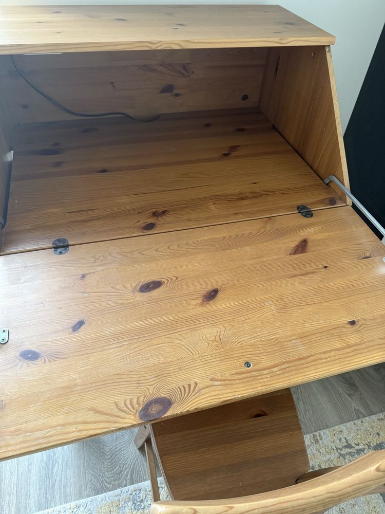 Drewniane biurko sekretarzyk Ikea Leksvik z krzesłem
