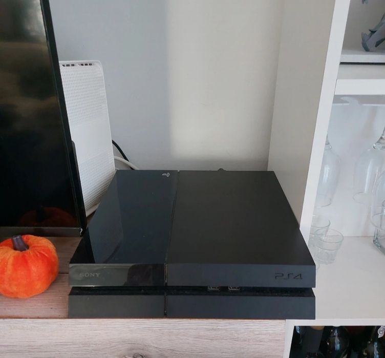 Playstation 4 konsola + pady