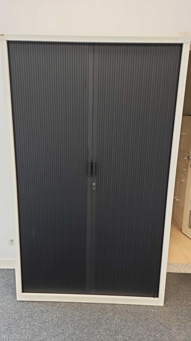 2 unidades Armários metálicos com portas de persiana marca Famo