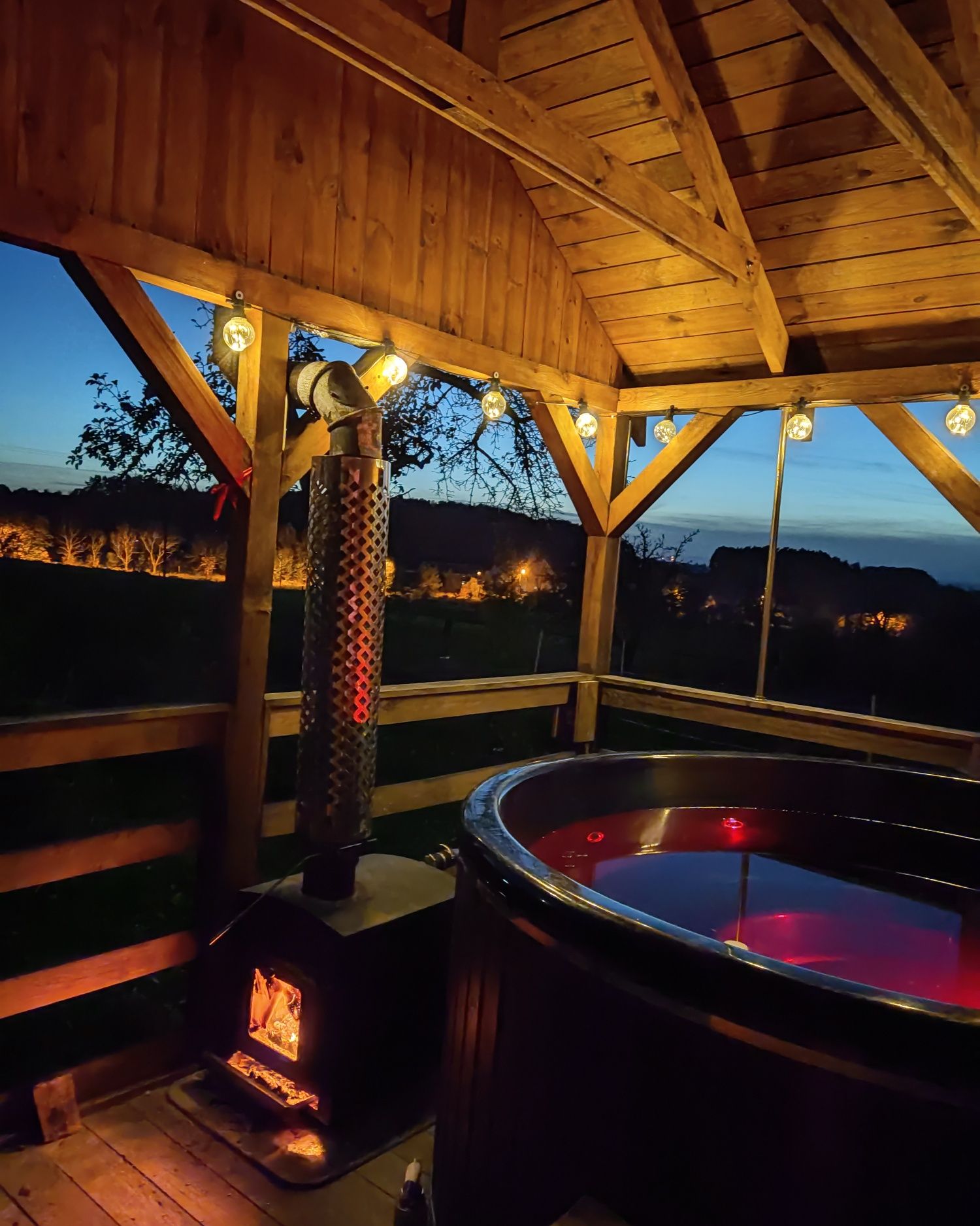 100 letni domek z kominkiem.  Sauna, jacuzzi i ognisko.
