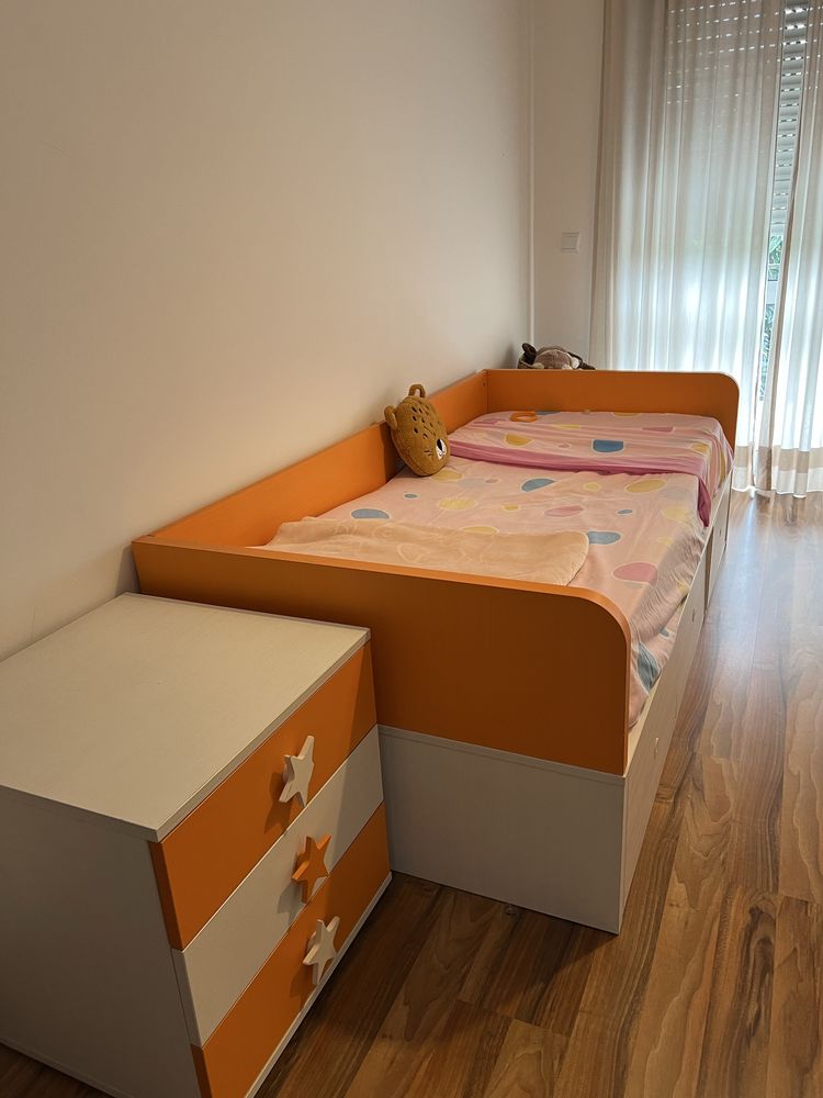 Cama e secretaria de criança