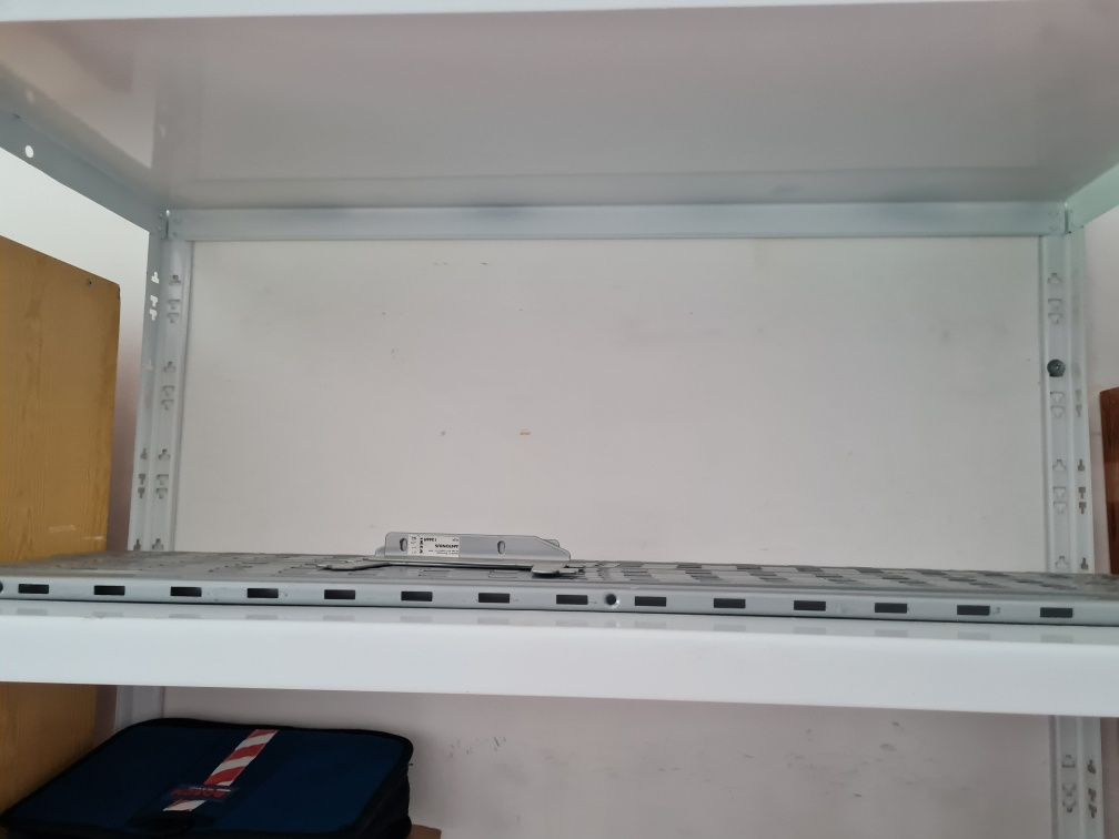 Vendo 24 prateleiras madeira maciça com suportes incluídos
