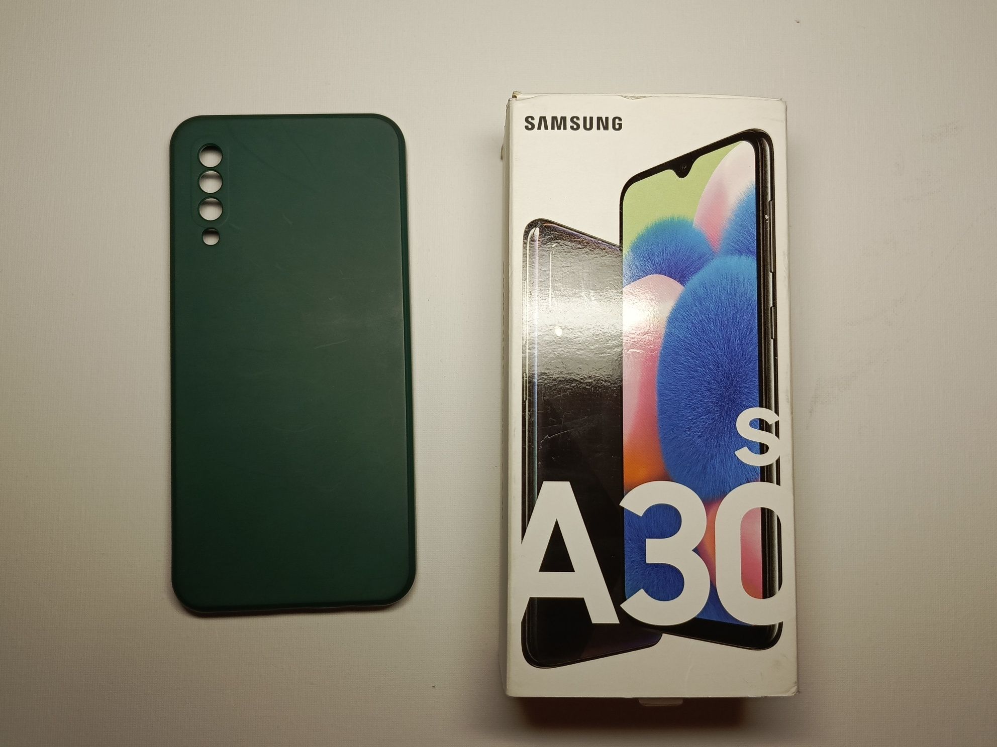 Samsung Galaxy A30s z obudowom w zestawie