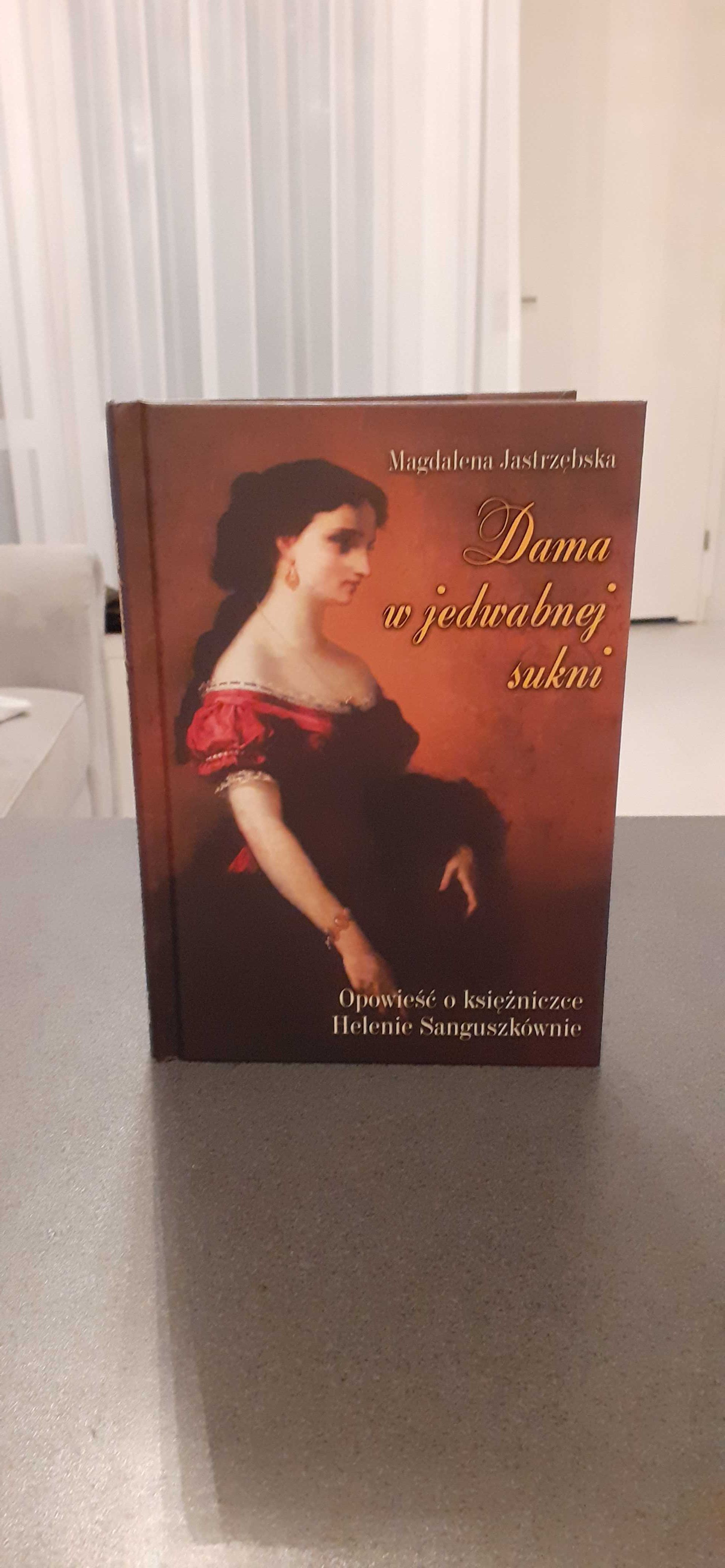 Dama w jedwabnej sukni