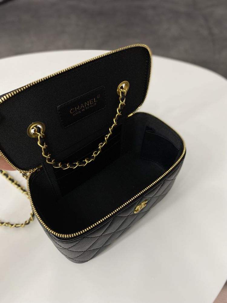 Сумка в стилі Chanel Classic Lambskin Pearl Crush Vanity Bag