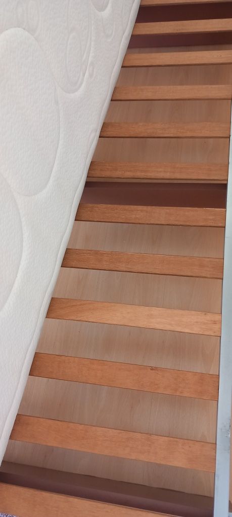 Cama com colchão viscoelástico e estrado