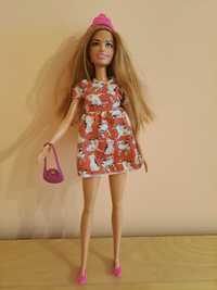 Lalka Barbie w sukience w kotki