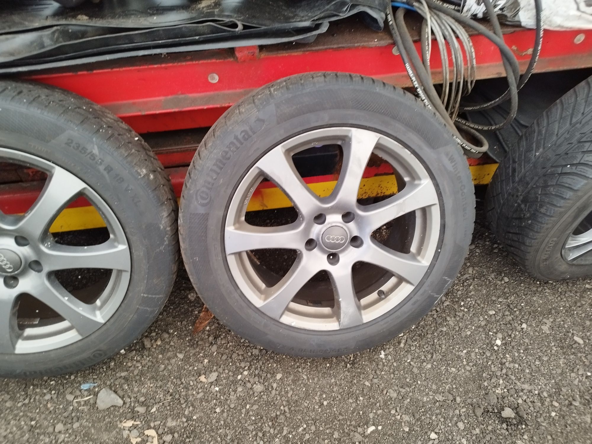 Ładne aluminiowe felgi z oponami AUDI 235/55/R18