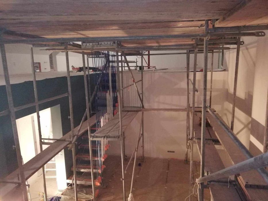 Wykończenia wnętrz, szpachlowanie i malowanie natryskowe agregatem.