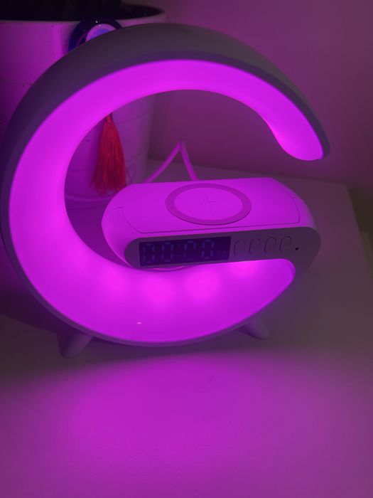 Lampka LED RGB z ładowarka indukcyjna głośnik i zegar