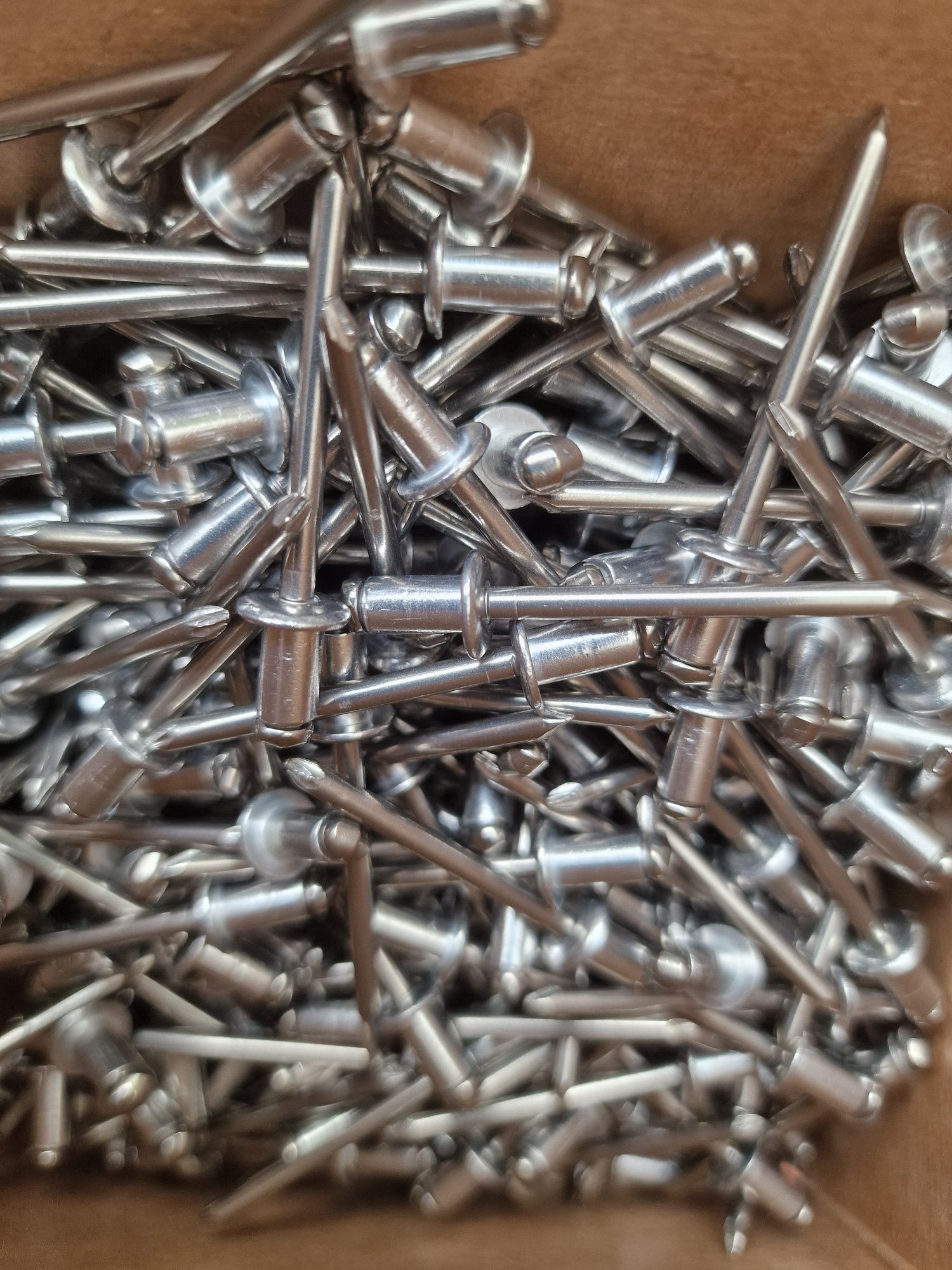 Rebites de inox SFS