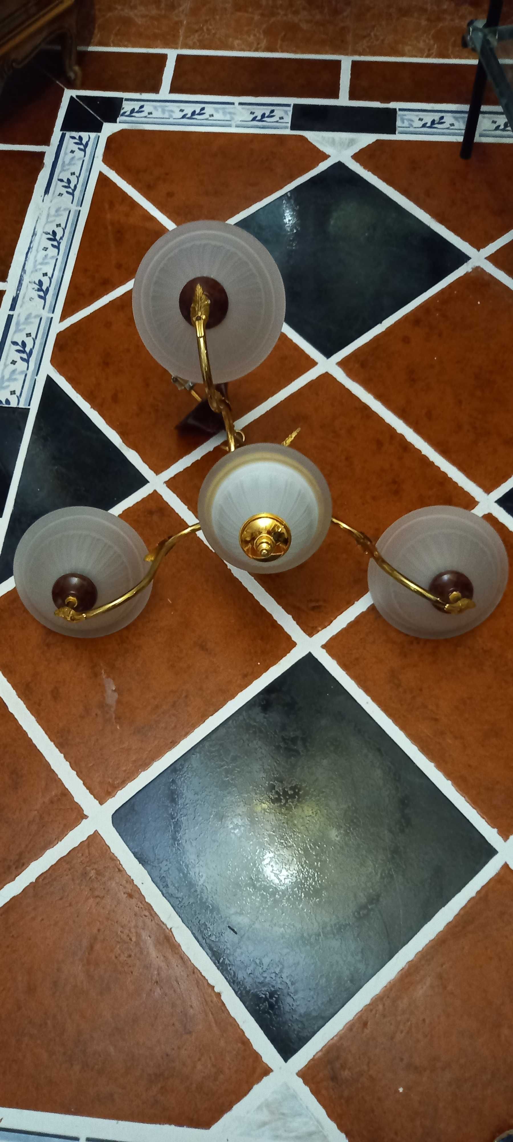 candeeiro dourado como novo sala 3 haste + (abajure branco)+4 redondos