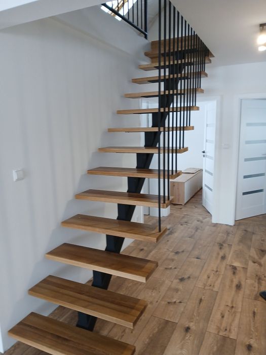 Schody metalowe drewniane balustrady