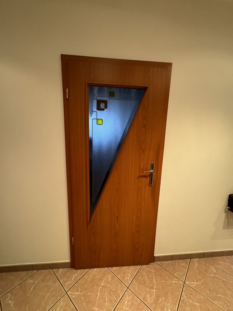 Drzwi z szyba z witrazem