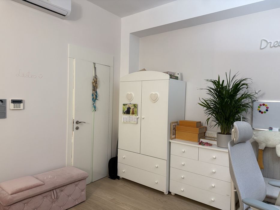 Szafa dwudrzwiowa z 2 duzymi szufladami oraz komoda wł.  firmy MIBB