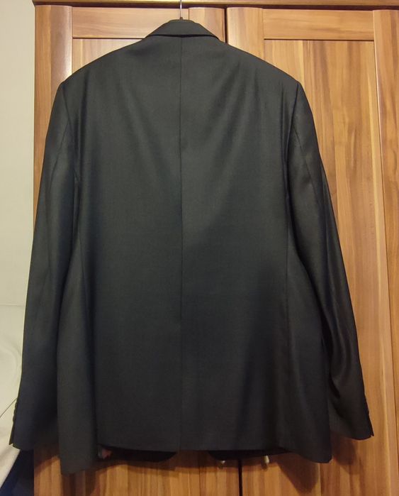 Czarny garnitur dla wysokiego i szczupłego mężczyzny