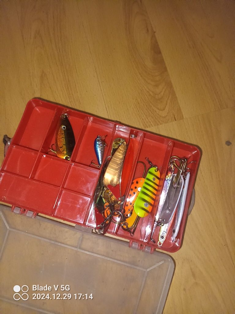 Sprzedam 4 wędki wraz z osprzętem