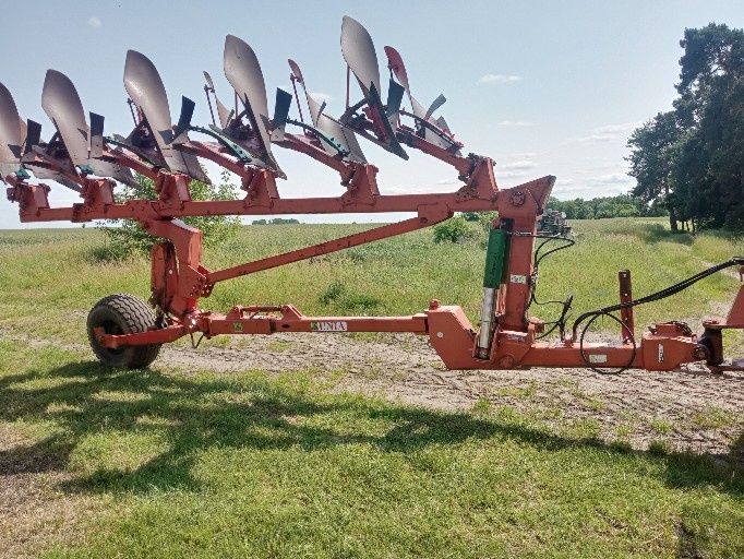 Pług Unia Grudziądz Vis 5+1 pół zawieszany