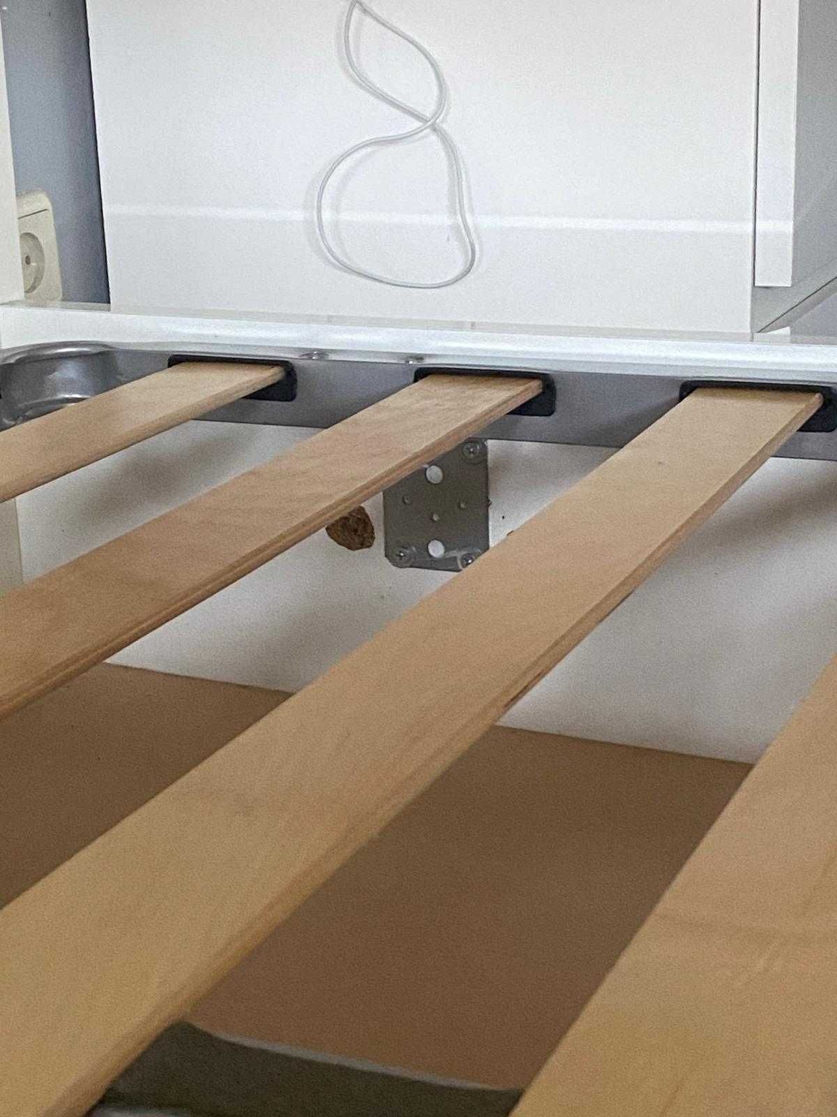 Cama de Casal com estrado incluído.