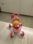 Pchacz fisher price z lalka