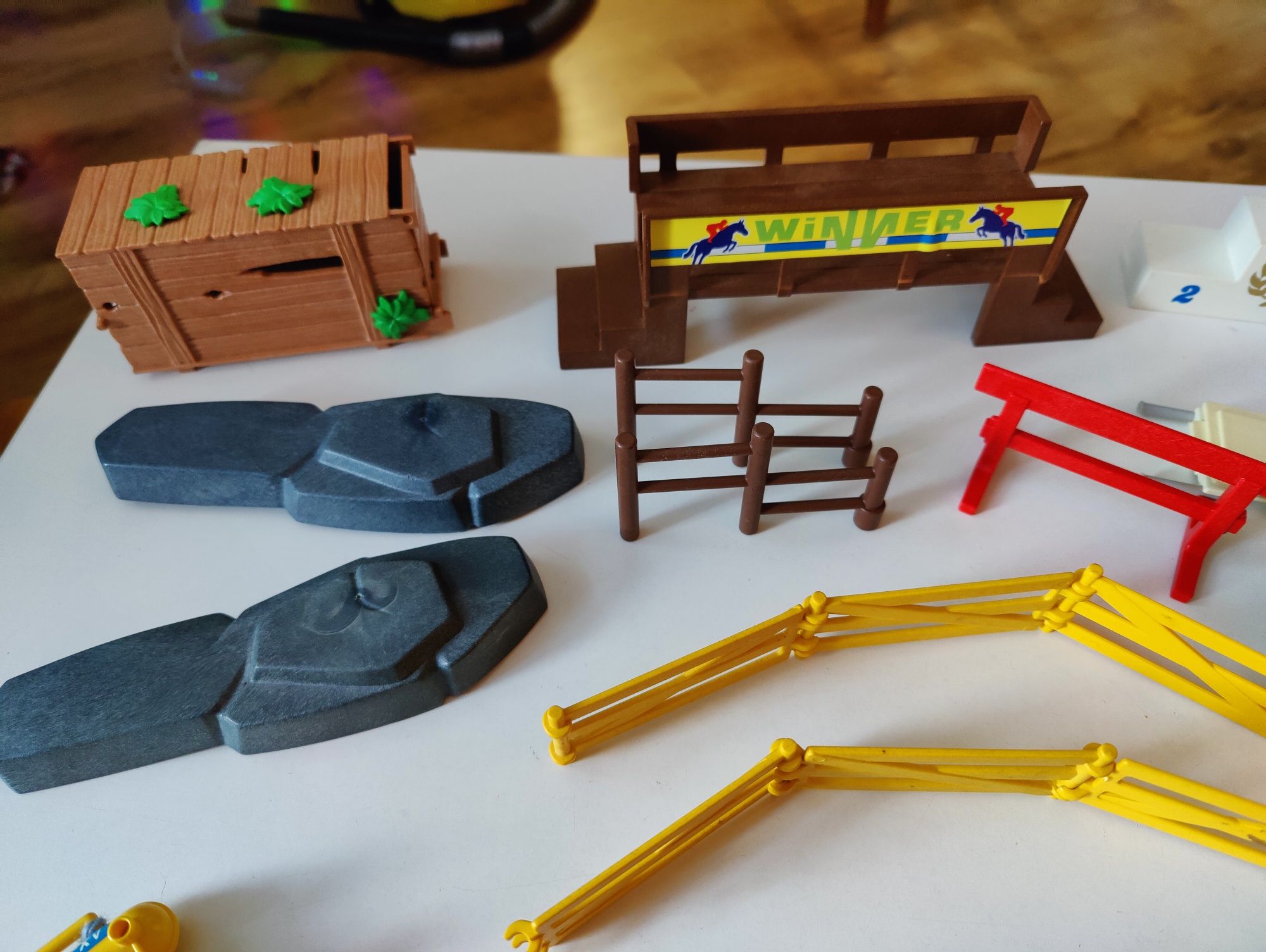Elementy Playmobil- nosze, kroplówką, plotki, łódź, deskorolki