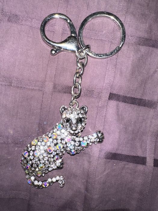 Гарний ефектний брелок брілок пума кішка