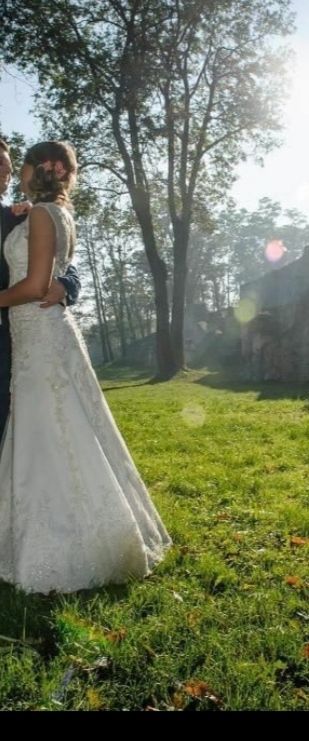 Suknia Ślubna z elegancką koronka
