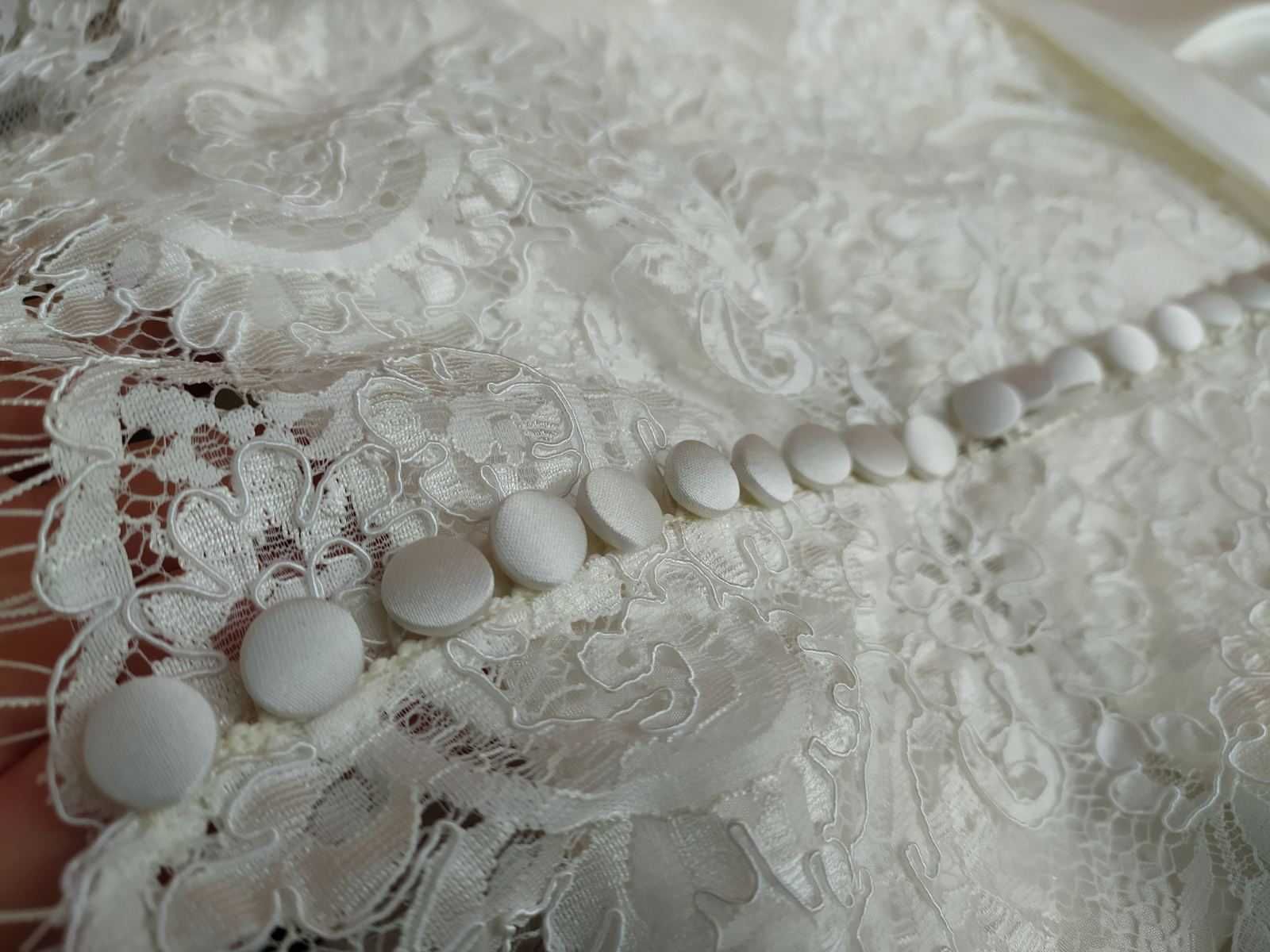 Весільна сукня молочного кольору