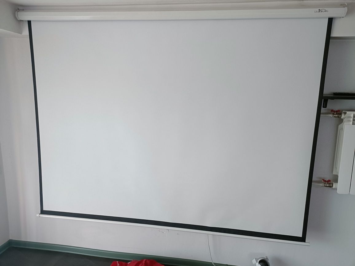 Projektor + uchwyt sufitowy + ekran