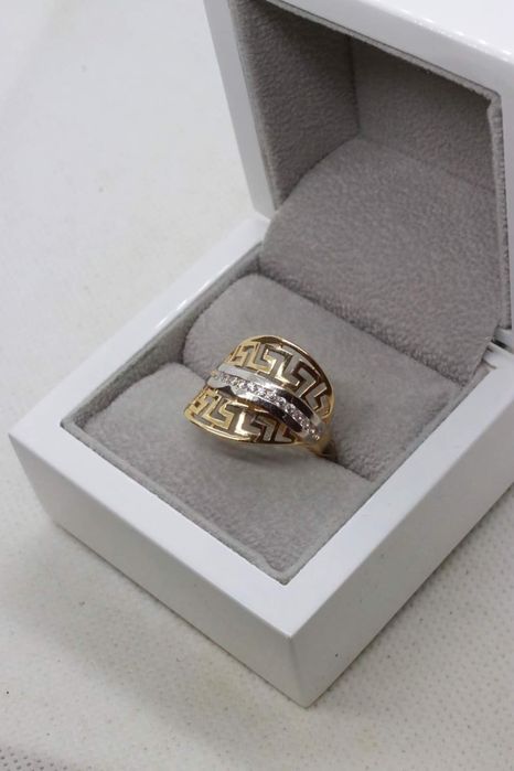 Okazały Złoty Pierścionek Grecki Wzór z Cyrkoniami i Białym Złotem