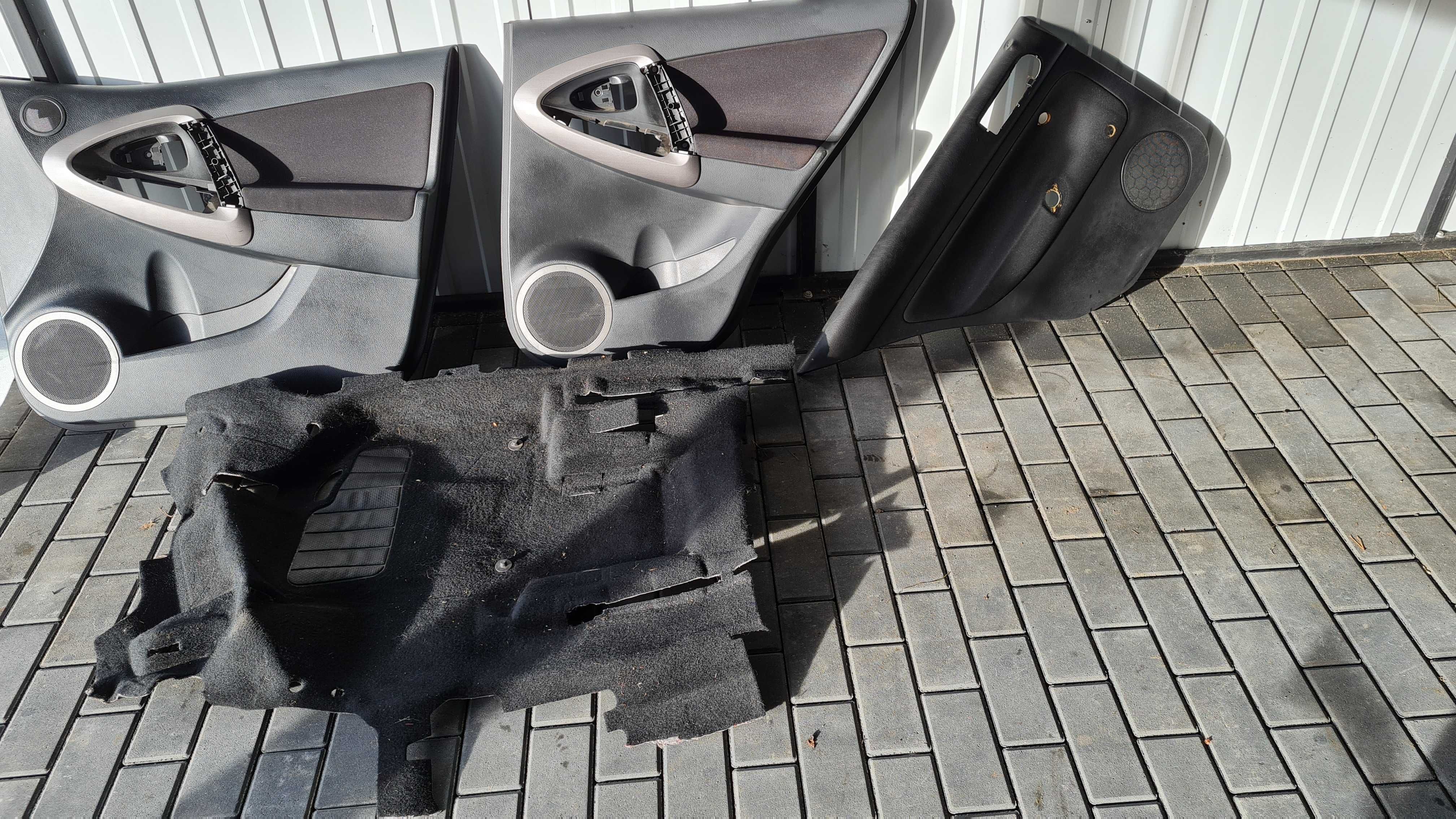 Tapicerka drzwi przód i tył prawa strona Toyota RAV 4