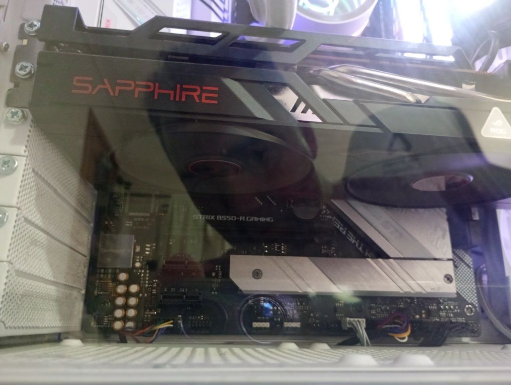Gráfica RX 6700 XT 16gb + fonte