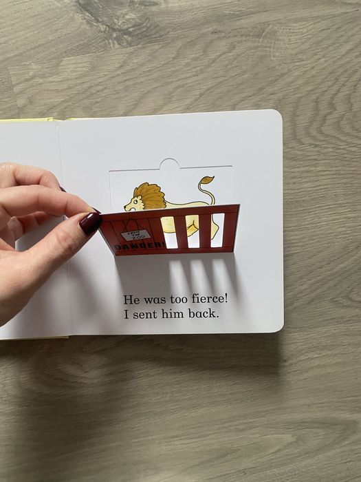 Книга зоопарк з віконцями на англ мові