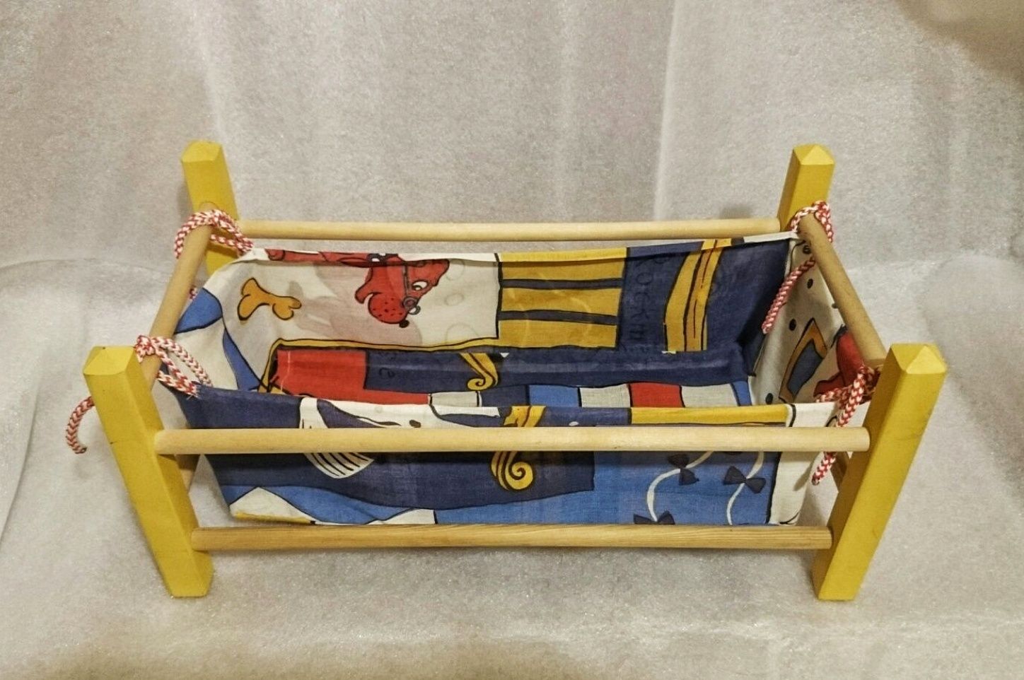 Drewniane łóżeczko dla lalek + osłonka