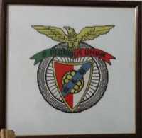 Emblema do Benfica em ponto cruz