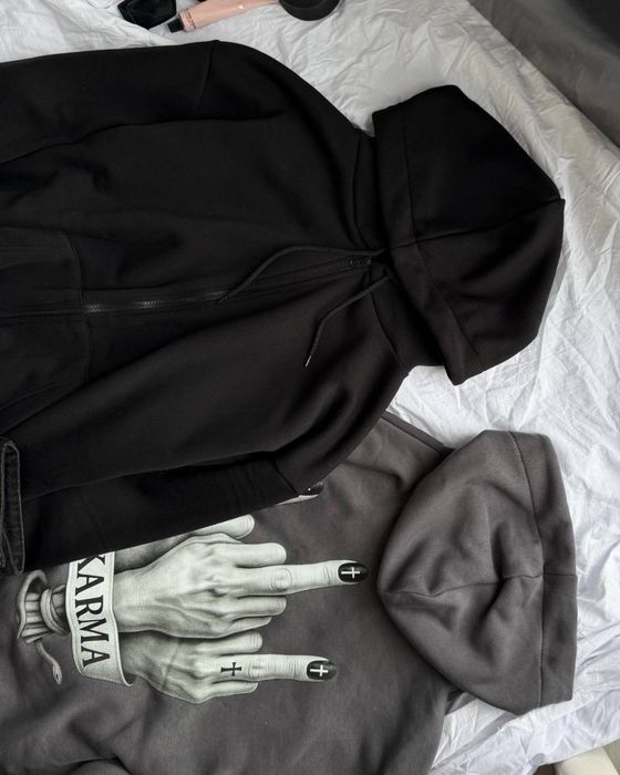 Стильне худі KARMA з принтом, тепле флісове, чорний/графіт кофта карма