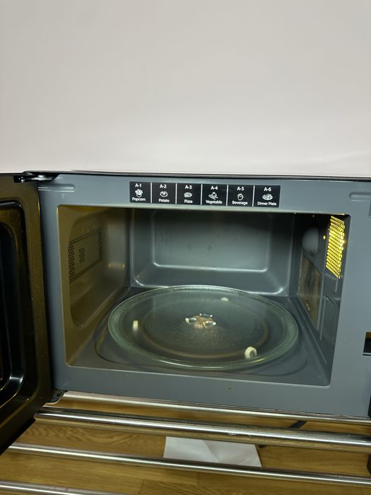 Kuchenka mikrofalowa Sharp R-642 BKW 800W 20L Czarna