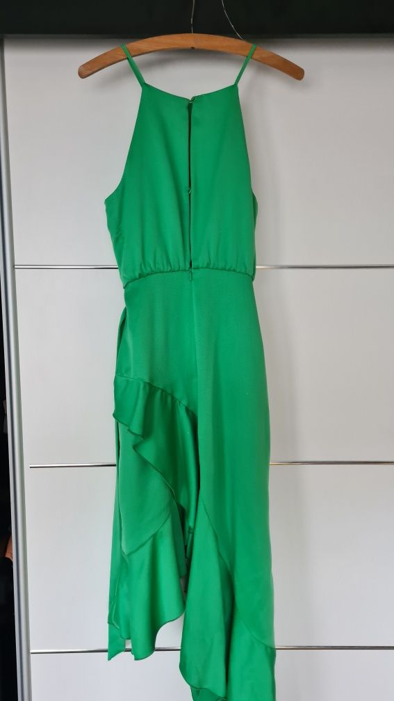 Zielona sukienka asymetryczna falbana