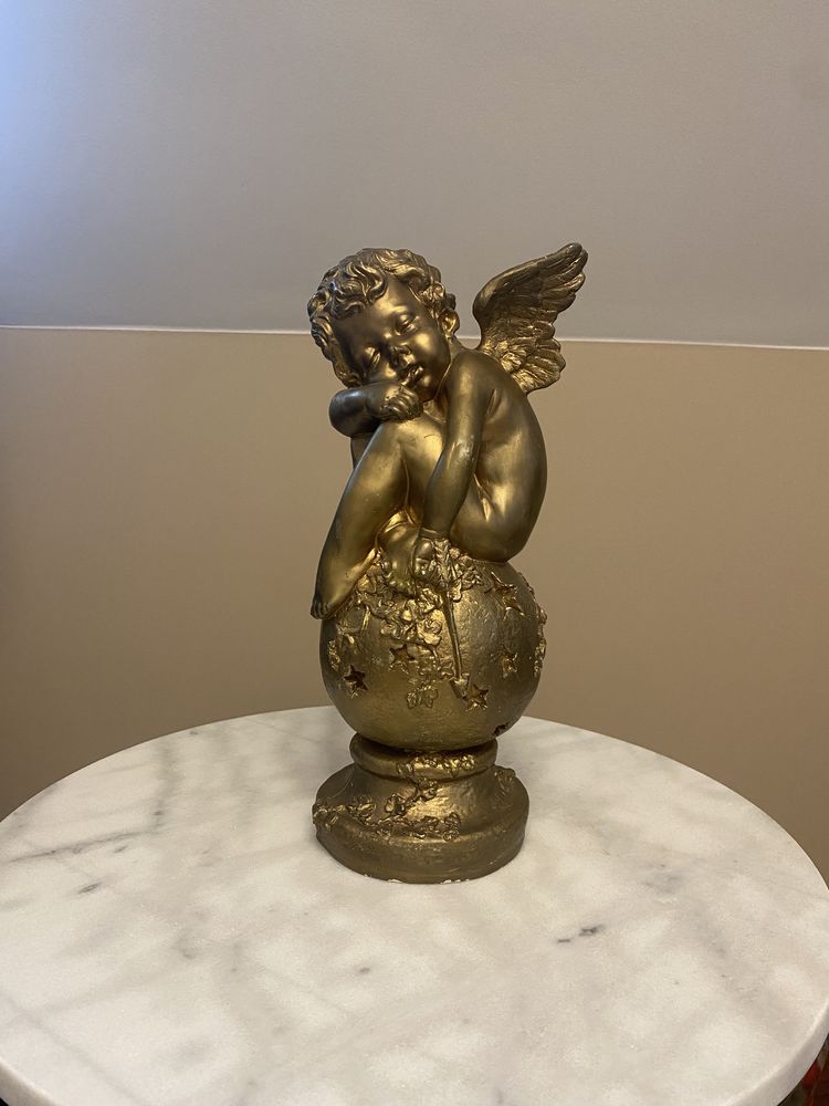 Figurka rzeźba - śpiący anioł brudne złoto