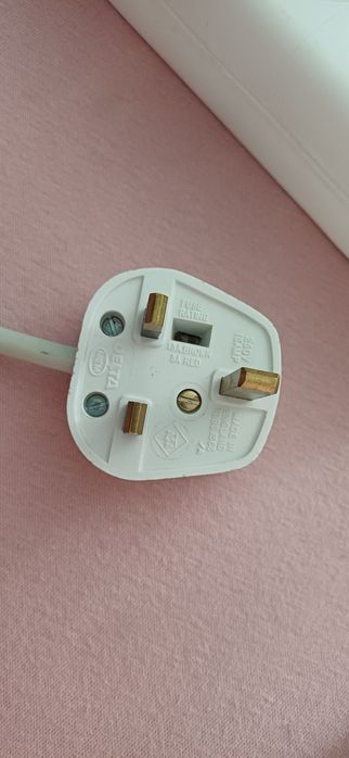 Przedłużacz z brytyjską wtyczką na 4 gniazda polskie