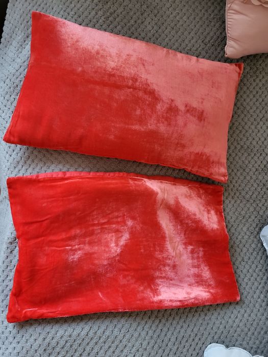 Poszewki  ozdobne z aksamitu czerwonego z Zary