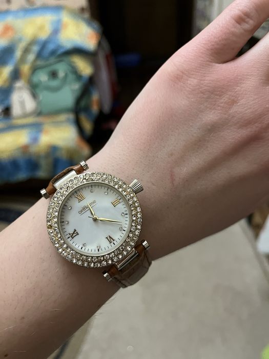 Женские часы с камешками