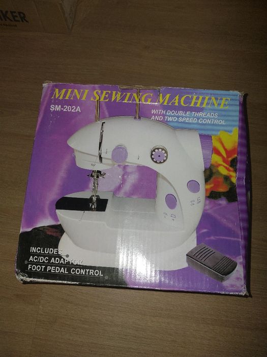 Máquina de Costura Mini SM-202A USADA (Ótimo Estado, Completa)